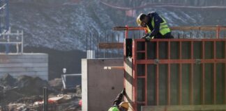 ОБЗОР
                                                                                                Издадените разрешителни за строеж на нови жилищни сгради в България намаляват с 15,8 на сто през четвъртото тримесечие на 2024 г. на годишна база, съобщи НСИ