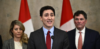 ОБЗОР
                                                                                                Наложените от Тръмп строги мита предизвикаха паника и осъждане в Канада и Мексико