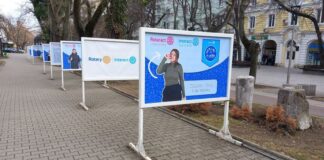 Под надслов „Чуй ме с жест“ изложба на открито в Стара Загора представя основни жестове за комуникация с хора с увреден слух