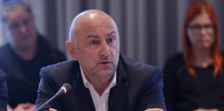 Политиците трябва да се "оберат" в говоренето, ако искат да помогнат за стабилизиране на публичните финанси и за еврозоната, коментира Любомир Каримански