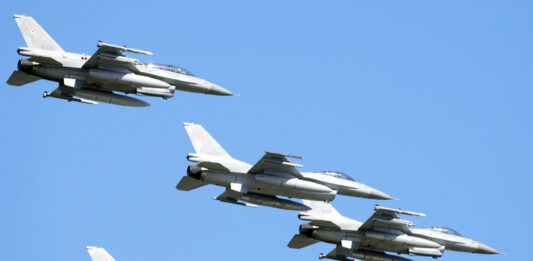 Полша задейства военни самолети, след като Русия нанесе въздушни удари по Западна Украйна