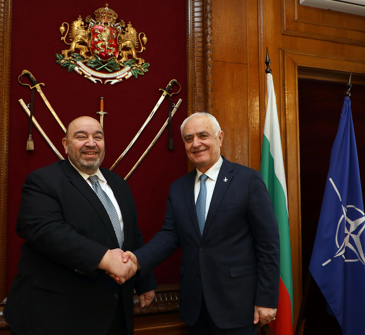 СподелиРазговорите между министъра на отбраната Атанас Запрянов и гръцкия посланик