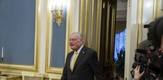 Пратеникът на САЩ за Украйна и Русия Кийт Келог посети ранени украински военнослужещи във военната болница в Ирпин