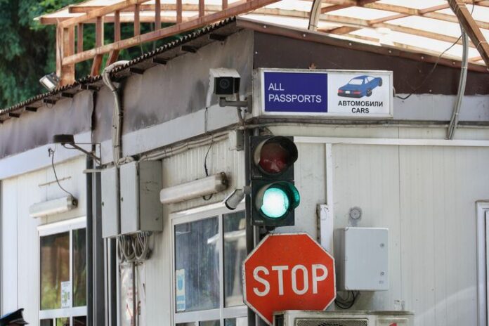 Преминаването през ГКПП "Малко Търново" се извършва в едно трасе заради реконструкция, посочват от "Гранична полиция"