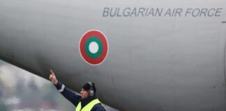 При тренировъчен полет самолет на ВВС спука гума при кацане на летище София, екипажът не е пострадал, съобщиха от Министерството на отбраната