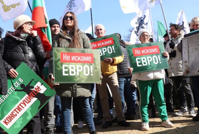 Протест за запазване на българския лев организира партия "Възраждане" пред Протест за запазване на българския лев организира партия "Възраждане" пред БНБ