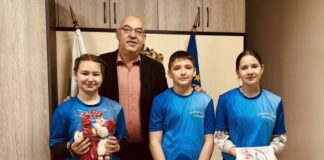 Ръчно изработени мартеници дариха ученици от Спортното училище в Търговище на областния управител и екипа на РУО