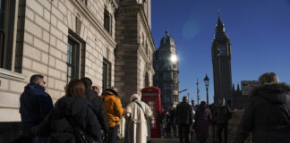 Растежът на икономиката на Великобритания надминава очакванията към края на миналата година