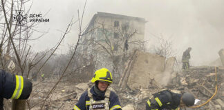 РАЗШИРЕНА
                                                                                                Най-малко трима души са убити в Украйна при руски въздушни нападения днес, казаха местните власти