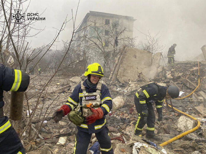 РАЗШИРЕНА Най-малко трима души са убити в Украйна при руски РАЗШИРЕНА
Най-малко трима души са убити в Украйна при руски въздушни нападения днес, казаха местните власти