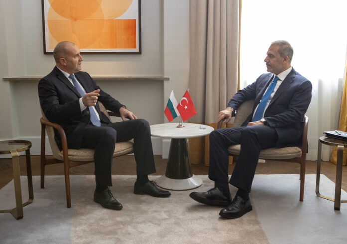 Разширяването на свързаността между България и Турция е инвестиция в развитието на региона, заяви президентът пред турския външен министър