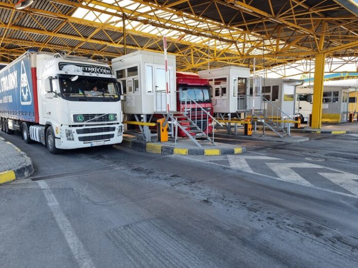 Силно интензивен е трафикът на граничните пунктове „Капитан Андреево“ и „Лесово“ за товарни автомобили