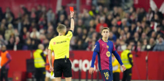 Треньорът на Барселона Ханзи Флик е казал на играчите си да не спорят със съдиите