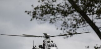 Трима души бяха ранени и откарани в болница, след като медицински хеликоптер падна в гориста местност в САЩ