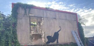 Творба на Банкси в Лондон бе свалена заедно с прилежащата стена, за да не пострада при ремонт