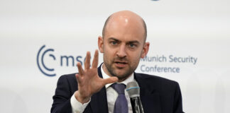 Връщането на Русия в Г-7 в момента е "немислимо", каза френският външен министър