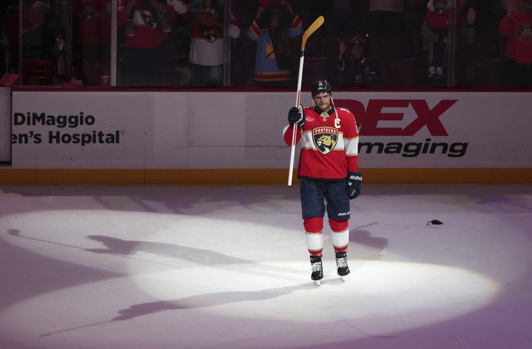 СподелиФинландският нападател Александър Барков вкара два гола докато Сергей Бобровски