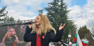Бъдете горди, че сте българи и не забравяйте своето коренче, каза за БТА певицата Деси Добрева