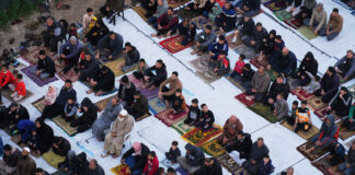 ДПА: Палестинците в ивицата Газа посрещнаха Рамазан Байрам сред дим и руини