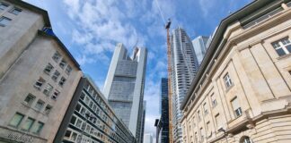 Еврото леко поевтиня спрямо долара