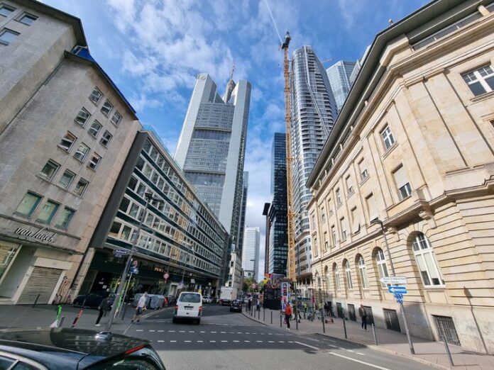 Еврото леко поевтиня спрямо долара