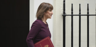 Финансовият министър на Великобритания обяви съкращения на администрацията и обеща бюджетен излишък