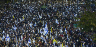 Хиляди хора протестираха в Израел срещу уволнението на шефа на Шин Бет и подновяването на войната в Газа