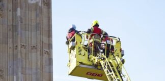 Мъж се изкачи на кулата Биг Бен в Лондон с палестинско знаме