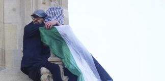 Мъжът, изкачил се на кулата Биг Бен в Лондон с палестинско знаме, слезе и бе задържан