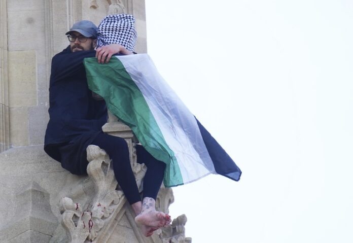 Мъжът, изкачил се на кулата Биг Бен в Лондон с палестинско знаме, слезе и бе задържан