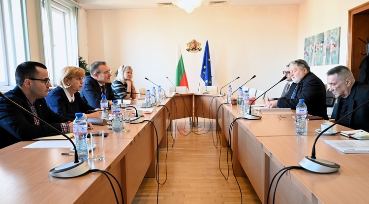 СподелиМинистърът на социалната политика Борислав Гуцанов се срещна с ръководството
