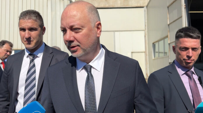 ОБНОВЕНА Засилването на капацитета на военната индустрия е изключително важно, каза Росен Желязков при посещението си в завод „Арсенал“