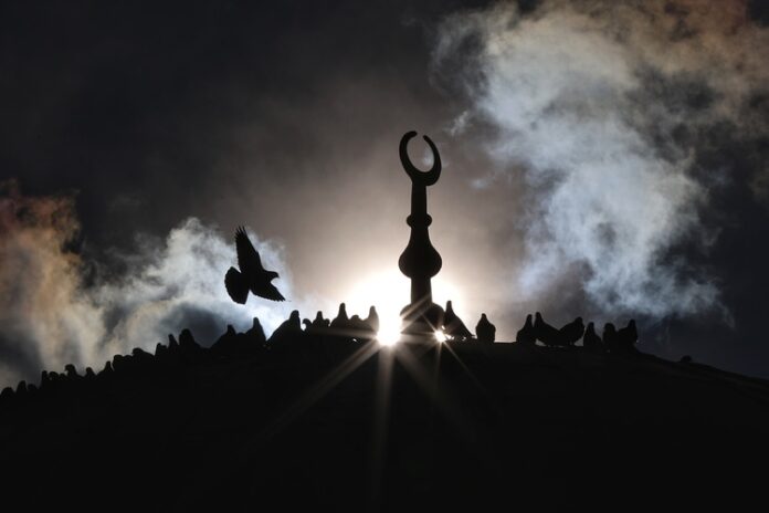 Обзор
                                                                                                Мюсюлманската общност в България посрещна Рамазан Байрам