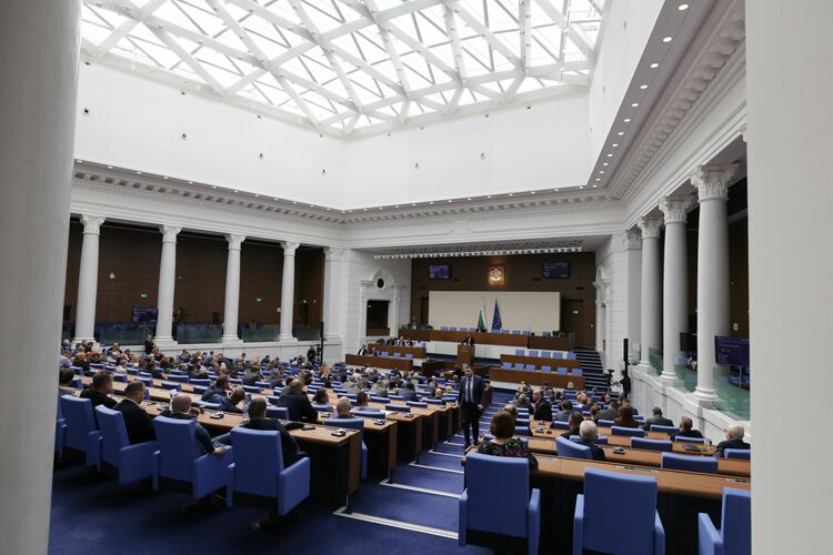 СподелиНа извънредно заседание на парламента проведено днес бяха изслушани представители