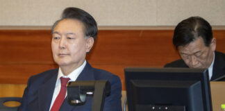 Отстраненият президент на Южна Корея беше пуснат на свобода, след като съд отмени заповедта му за арест