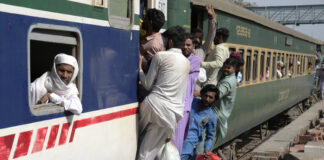 Пътнически влак бе отвлечен от сепаратисти в Пакистан
