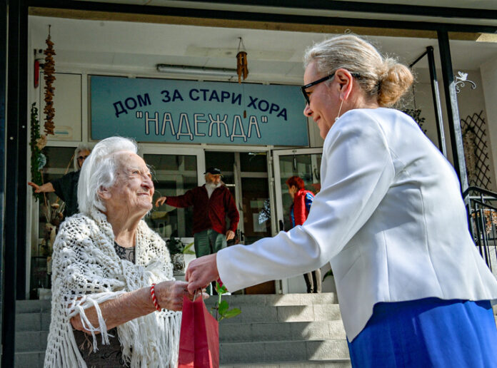 Подаръци за днешния празник получиха 397 жени в общинските домове за възрастни хора в столицата