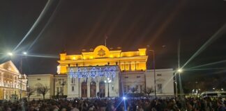 Полицията задържа млад мъж, който пусна фойерверка след края на протеста пред историческата сграда на Народното събрание