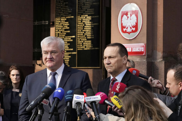 Полският външен министър Радослав Шикорски потвърди, че оръжейните доставки на САЩ за Украйна през Полша са възобновени