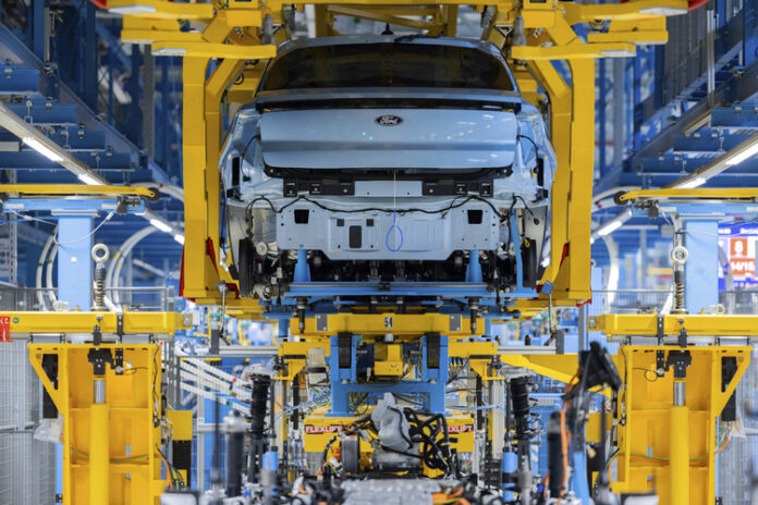 Поръчките за германските промишлени предприятия спадат повече от очакваното през януари