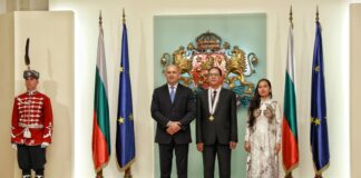 Президентът Румен Радев удостои с орден „Мадарски конник“ първа степен посланика на Виетнам у нас До Хоанг Лонг