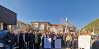 Ресторантьори от Ловеч блокираха мост в града с искане да се възстанови данъчната ставка от 9 процента за бранша