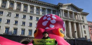 Розов надуваем октопод бе поставен пред Министерския съвет, от "Грийнпийс" призовават за ратификация на океанското споразумение