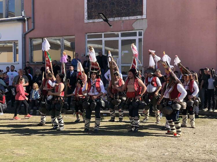 СподелиС много звуци цветни маски и танцови изпълнения кукери прогонват