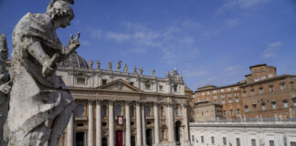 Състоянието на папата остава стабилно след "лекото подобрение", съобщи Ватиканът