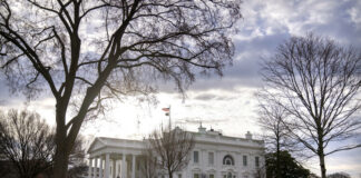 Сикрет сървис съобщи, че нейни служители са простреляли въоръжен мъж пред Белия дом