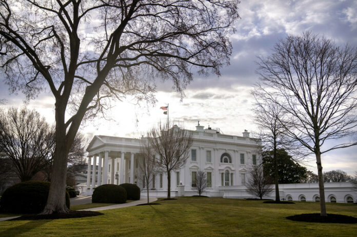 Сикрет сървис съобщи, че нейни служители са простреляли въоръжен мъж пред Белия дом