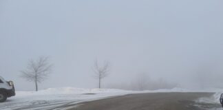 В прохода "Шипка" настилките са заледени и обработени, има слаб снеговалеж