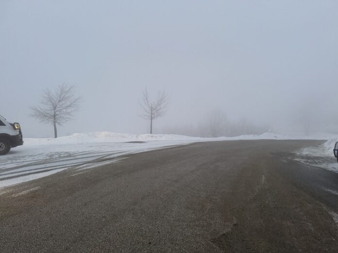 В прохода "Шипка" настилките са заледени и обработени, има слаб снеговалеж