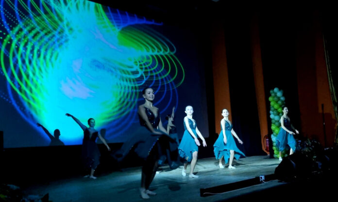 В самодейните състави хората намират своето социално пространство и се В самодейните състави хората намират своето социално пространство и се чувстват силни заедно, каза за БТА секретарят на читалището в Търговище